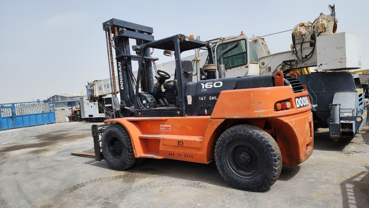 16-ton diesel forklift parked next to a mobile crane